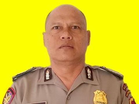 Brigadir Kepala (Bripka) Nengah Sukardiyasa menjadi polisi yang membantu masyarakat terpencil di Kampung Teluk Gok, Kecamatan Sekotong, Lombok Barat, Nusa Tenggara Barat (NTB).