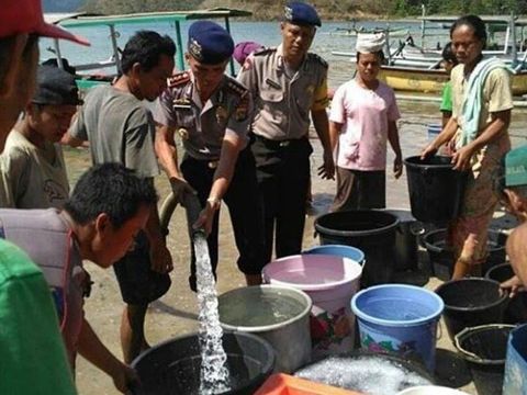 Brigadir Kepala (Bripka) Nengah Sukardiyasa menjadi polisi yang membantu masyarakat terpencil di Kampung Teluk Gok, Kecamatan Sekotong, Lombok Barat, Nusa Tenggara Barat (NTB). Dia membuat tempat belajar dan memberi air bersih.