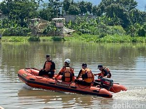 Kesaksian Warga Soal Tatak yang Diduga Terjun ke Sungai Brantas Kota Kediri Kesaksian Warga Soal Tatak yang Diduga Terjun ke Sungai Brantas Kota Kediri