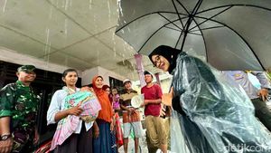 Bupati Ipuk Beri Bantuan Korban Bencana Angin Kencang di Banyuwangi