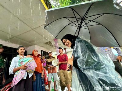Bupati Ipuk Beri Bantuan Korban Bencana Angin Kencang di Banyuwangi