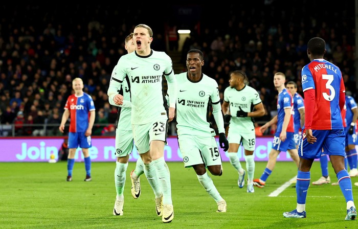 Soccer Football - Premier League - Crystal Palace v Chelsea - Selhurst Park, London, Britain - February 12, 2024 Chelseas Conor Gallagher celebrates scoring their first goal Action Images via Reuters/Andrew Boyers NO USE WITH UNAUTHORIZED AUDIO, VIDEO, DATA, FIXTURE LISTS, CLUB/LEAGUE LOGOS OR LIVE SERVICES. ONLINE IN-MATCH USE LIMITED TO 45 IMAGES, NO VIDEO EMULATION. NO USE IN BETTING, GAMES OR SINGLE CLUB/LEAGUE/PLAYER PUBLICATIONS.