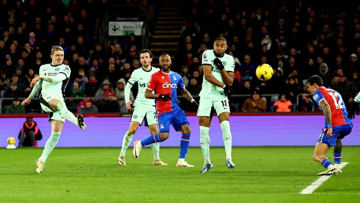 Soccer Football - Premier League - Crystal Palace v Chelsea - Selhurst Park, London, Britain - February 12, 2024 Chelseas Conor Gallagher scores their first goal Action Images via Reuters/Andrew Boyers NO USE WITH UNAUTHORIZED AUDIO, VIDEO, DATA, FIXTURE LISTS, CLUB/LEAGUE LOGOS OR LIVE SERVICES. ONLINE IN-MATCH USE LIMITED TO 45 IMAGES, NO VIDEO EMULATION. NO USE IN BETTING, GAMES OR SINGLE CLUB/LEAGUE/PLAYER PUBLICATIONS.