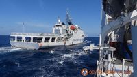 Detik-detik Kapal Filipina Dipepet Kapal China di Laut China Selatan