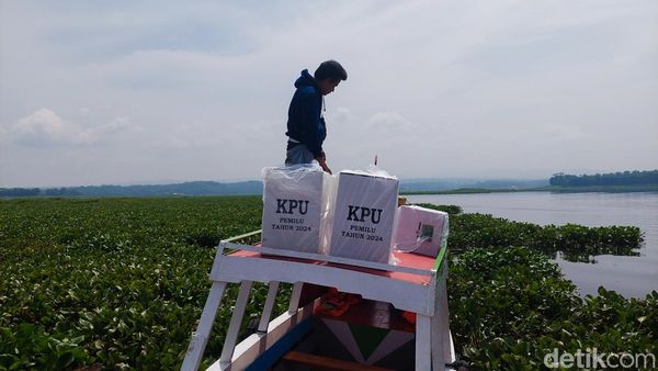 Susahnya Petugas Distribusi Logistik Pemilu ke Ujung Bandung Barat