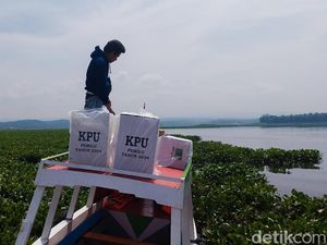 Susahnya Petugas Distribusi Logistik Pemilu ke Ujung Bandung Barat Susahnya Petugas Distribusi Logistik Pemilu ke Ujung Bandung Barat
