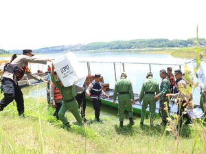 Petugas Seberangi Waduk Distribusikan Logistik Pemilu di Ngawi
