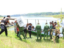 Petugas Seberangi Waduk Distribusikan Logistik Pemilu di Ngawi