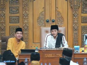 Gibran Hadiri Majelis Taklim Gus Iqdam di Hari Kedua Masa Tenang