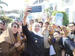 Khofifah Berterima Kasih ke ASN di Apel Terakhir Sebagai Gubernur Jatim Khofifah Berterima Kasih ke ASN di Apel Terakhir Sebagai Gubernur Jatim