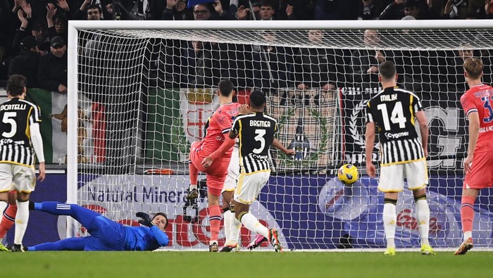 Udineses Lautaro Giannetti, third left, scores the opening goal during a Serie A soccer match between Juventus and Udinese, in Turin, Italy, Monday, Feb. 12, 2024 (Fabio Ferrari/LaPresse via AP)