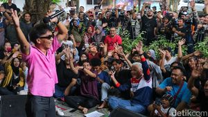Jelang Pencoblosan, Ganjar Nyanyi Bareng Slank di Semarang
