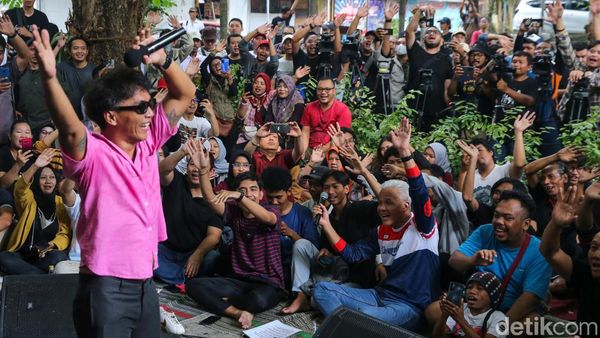 Jelang Pencoblosan, Ganjar Nyanyi Bareng Slank di Semarang