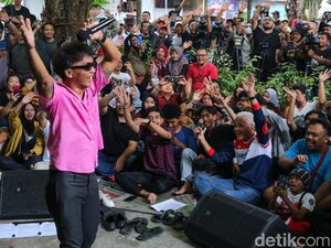 Jelang Pencoblosan, Ganjar Nyanyi Bareng Slank di Semarang Jelang Pencoblosan, Ganjar Nyanyi Bareng Slank di Semarang