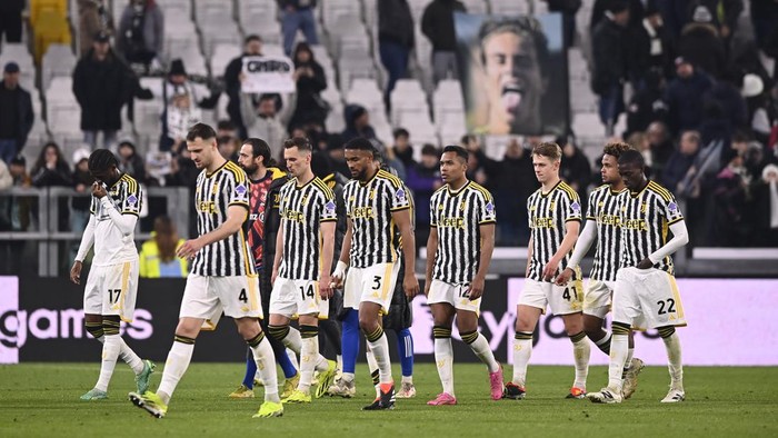 Juventus players walk on the pitch after a Serie A soccer match between Juventus and Udinese, in Turin, Italy, Monday, Feb. 12, 2024 (Fabio Ferrari/LaPresse via AP)