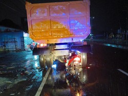 Kakak-Adik Boncengan Motor Tabrak Truk Parkir di Maros, 1 Orang Tewas