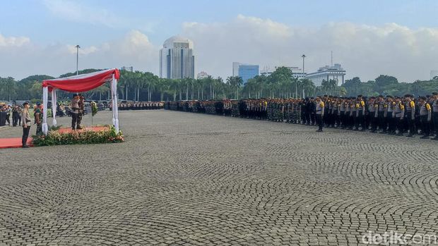 Kapolda Metro Jaya Irjen Karyoto memimpin apel pergeseran pasukan ke TPS Pemilu.