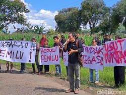 Massa Datangi Bawaslu Wonogiri, Tanya Asal Uang Ratusan Juta Eks Ketua PPK