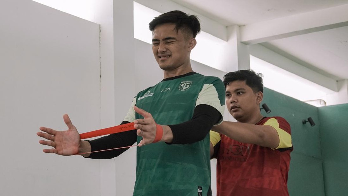 Ernando belum pulih dari cedera dan masih menjalani latihan terpisah. Foto: Dok. Persebaya