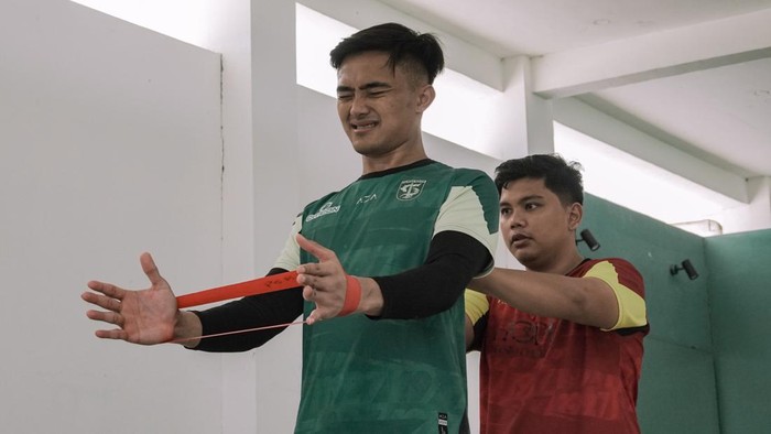 Kiper Persebaya Ernando Ari berlatih terpisah