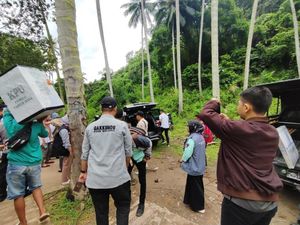 KPU Bawa Logistik Pemilu di Dusun Waolo Bone Bolango Lewati Hutan-7 Sungai