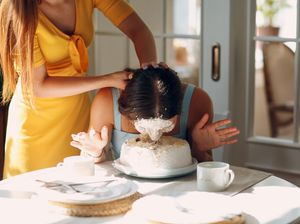 Membenamkan Kepala ke Kue Ulang Tahun, Bisa Berujung Petaka!