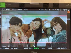 7 Foto Lee Sung Kyung Reuni Bareng Park Shin Hye, Jadi Cameo Doctor Slump 7 Foto Lee Sung Kyung Reuni Bareng Park Shin Hye, Jadi Cameo Doctor Slump