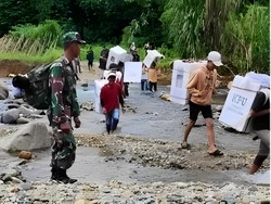 TNI-Polri Jalan Kaki Hampir 9 Jam untuk Kawal Logistik Pemilu di HST Kalsel