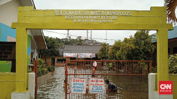 Lokasi Tempat Pemungutan Suara (TPS) Pemilu 2024 yang digunakan di ruang kelas Sekolah Dasar (SD) Negeri 005 Bukit Bestari Jalan Meranti Kelurahan Tanjung Unggat Kecamatan Bukit Bestari Tanjungpinang Kepulauan Riau, terendam banjir Rob akibat air pasang laut.