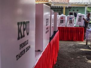 Suka-Duka Saksi Pemilu di TPS, Abdi Negara Begadang Kawal Suara Sampai Pagi Suka-Duka Saksi Pemilu di TPS, Abdi Negara Begadang Kawal Suara Sampai Pagi