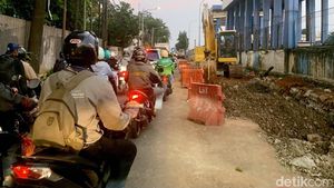 Mengular Setiap Hari di Jl TB Simatupang Gegara Proyek Kolam Retensi