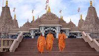 Mengunjungi Kuil Hindu Pertama di Timur Tengah