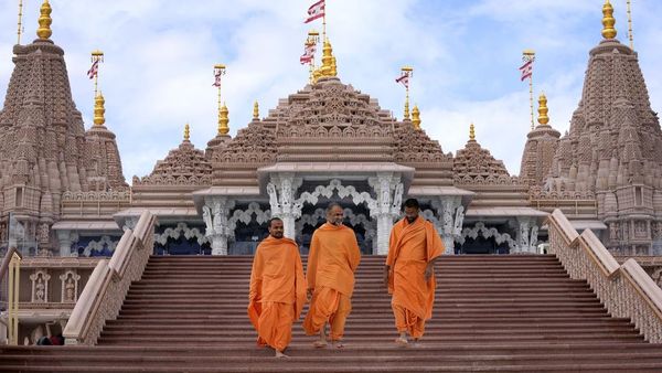 Mengunjungi Kuil Hindu Pertama di Timur Tengah