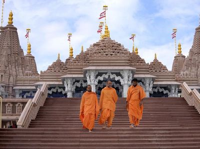 Mengunjungi Kuil Hindu Pertama di Timur Tengah