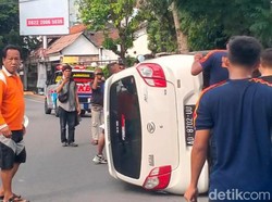Ban Pecah, Mobil Ayla Tabrak Pohon dan Terguling di Jalan Merbabu Klaten