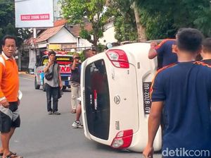 Ban Pecah, Mobil Ayla Tabrak Pohon dan Terguling di Jalan Merbabu Klaten Ban Pecah, Mobil Ayla Tabrak Pohon dan Terguling di Jalan Merbabu Klaten
