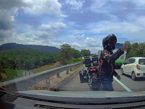 Momen Pemotor Tegur Pengendara Mobil yang Pakai Bahu Jalan di Tol Momen Pemotor Tegur Pengendara Mobil yang Pakai Bahu Jalan di Tol