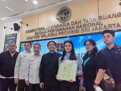 Terima Sertifikat, Nirina Zubir Akhirnya Menang Lawan Mafia Tanah
