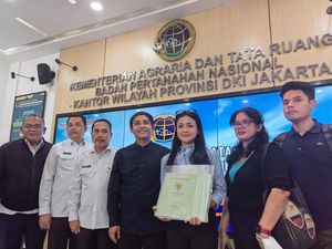 Terima Sertifikat, Nirina Zubir Akhirnya Menang Lawan Mafia Tanah Terima Sertifikat, Nirina Zubir Akhirnya Menang Lawan Mafia Tanah