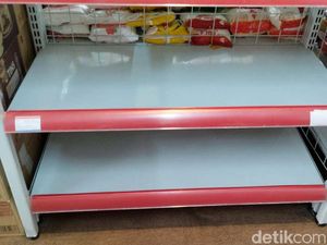 Penampakan Rak Beras Kosong di Toko Ritel, Ada yang Diganti Kardus Mie Instan