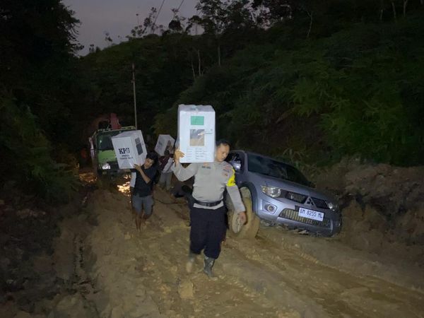 Perjuangan Distribusi Logistik Pemilu ke Pedalaman Rokan Hulu