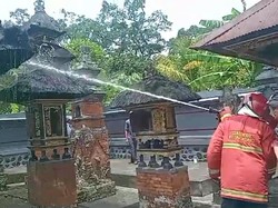 Kena Percikan Api Pembakaran Sampah, Pura di Klungkung Terbakar