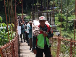 Logistik Pemilu buat Grumbul Cibun Banyumas Digendong Jalan Kaki