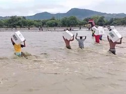 Aksi Petugas Pemilu-Warga Pikul Kotak Suara Seberangi Kali Bonpo NTT