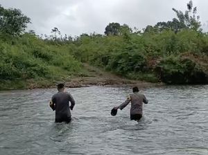 Personel TNI-Polri di Buru Kawal Logistik Pemilu Lewati Hutan-Sungai 19 Jam