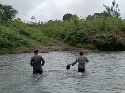 Personel TNI-Polri di Buru Kawal Logistik Pemilu Lewati Hutan-Sungai 19 Jam