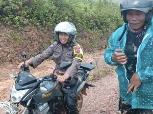 Personel Polres Buru Susuri Hutan hingga Sungai Kawal Logistik Pemilu