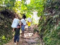 Petugas Jalan Kaki 1 Km Panggul Logistik Pemilu di Baduy Lebak