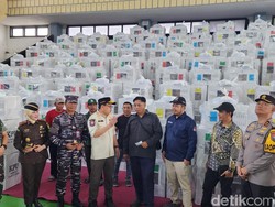 Plh Gubernur Jatim Cek Kesiapan Logistik Sehari Jelang Coblosan