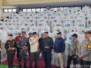 Plh Gubernur Jatim Cek Kesiapan Logistik Sehari Jelang Coblosan Plh Gubernur Jatim Cek Kesiapan Logistik Sehari Jelang Coblosan